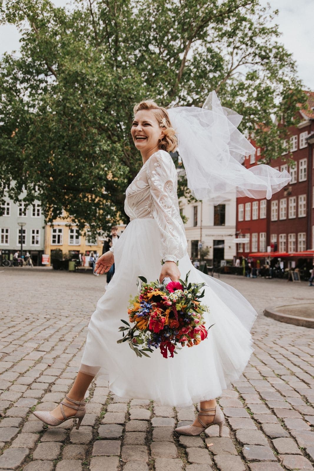 Glad brud med farverig brudebuket fra Miss Liss i Nyhavn