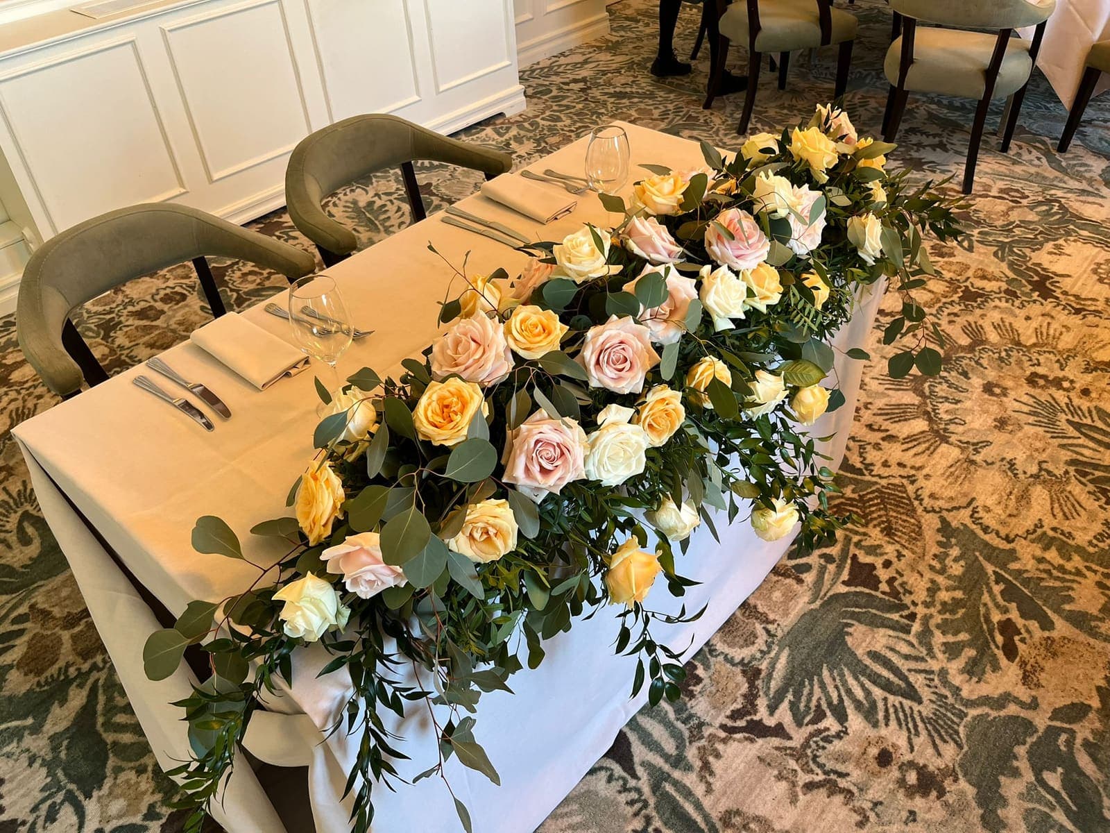 Blomsterløber med roser på festbord