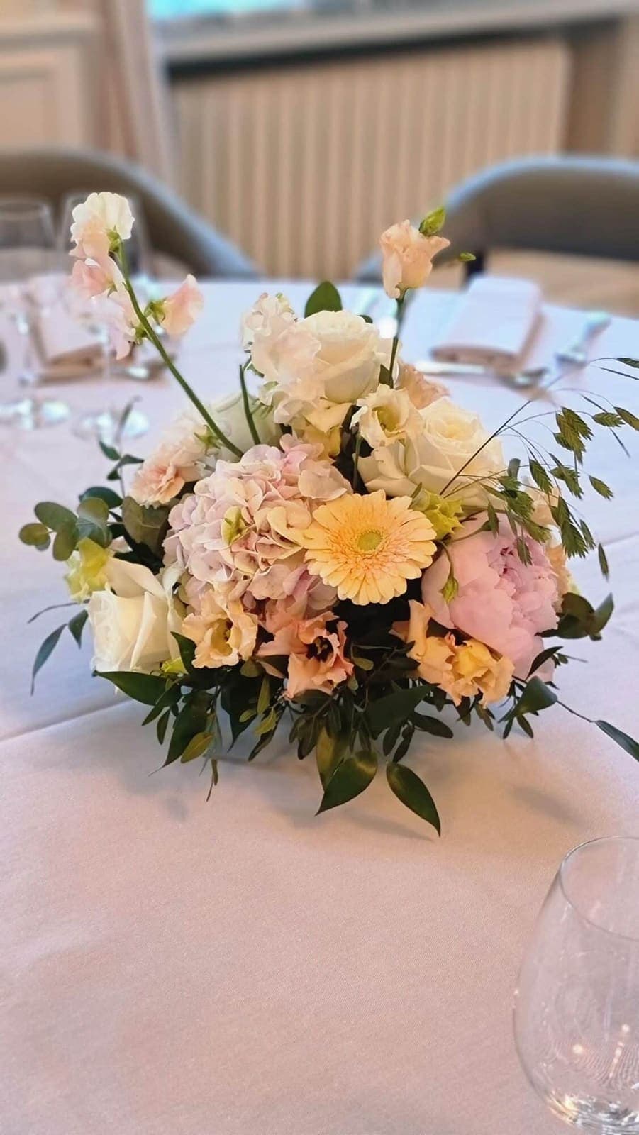 Borddekoration med hortensia, roser og gerbera