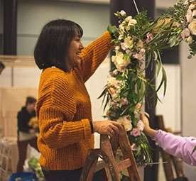 Lissette binder en blomsterdekoration
